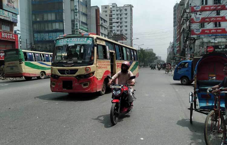 অনেক যাত্রী রাস্তায় দাঁড়িয়ে বাসের জন্য অপেক্ষা করছেন। কিন্তু বাস আসছে খুবই কম। ছবি: নাজমুল হোসেন বাপ্পি