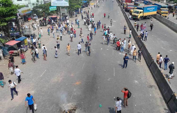যাত্রাবাড়ীতে মহাসড়ক অবরোধ করে রেখেছেন আন্দোলনকারীরা। ছবি: মাসুদ রানা