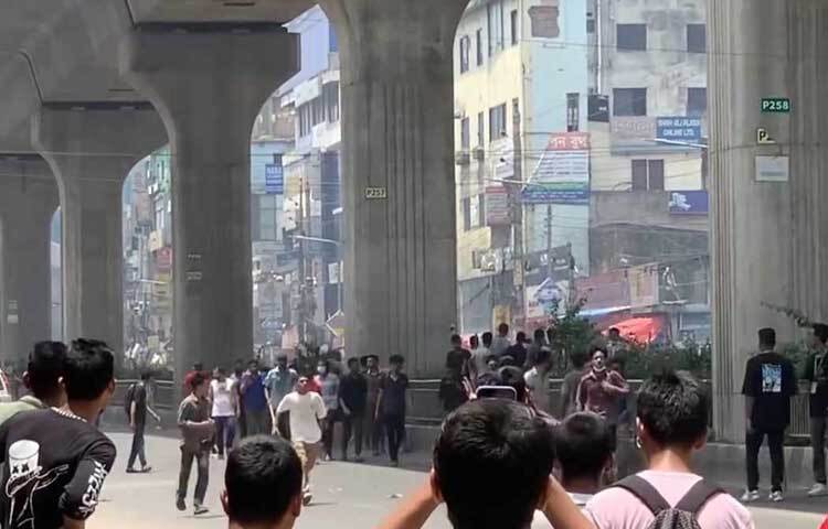 আন্দোলনকারীদের আরেকাংশের অবস্থান মিরপুর ইনডোর স্টেডিয়ামের দিকে। ছবি: তৌহিদুজ্জামান তন্ময়