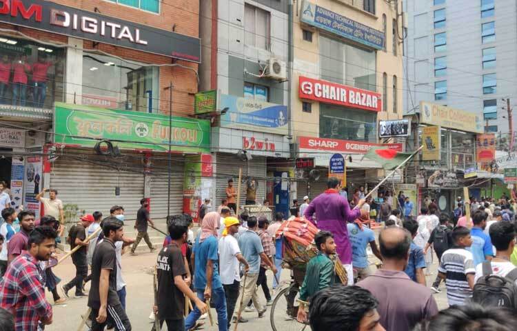 রিকশায় চড়ে পতাকা নাড়তে দেখা যায় ববি হাজ্জাজকে। ছবি: হাসান আদিব