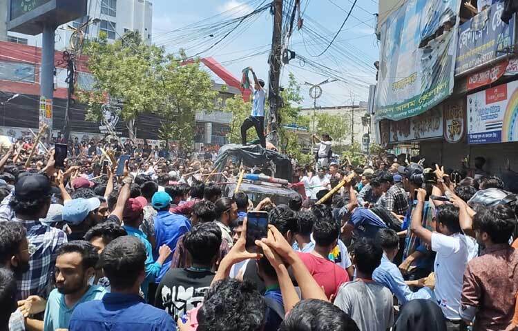 এর আগে বেলা ১১টা থেকে সরকারি চাকরিতে কোটা সংস্কারের দাবিতে শান্তিপূর্ণ আন্দোলনে শিক্ষার্থীদের ওপর হামলার প্রতিবাদে ‘কমপ্লিট শাটডাউন’ কর্মসূচি শুরু হয়। সেইসঙ্গে দুপুর পর্যন্ত শান্তিপূর্ণভাবে কর্মসূচি পালিত হলে দুপুরে হঠাৎ করেই উত্তেজনা ছড়িয়ে পড়ে। ছবি: মোবাশ্বির শ্রাবণ