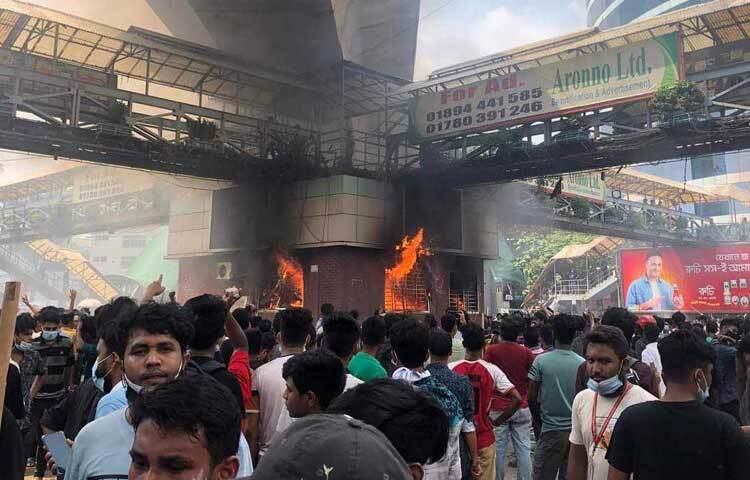 মিরপুর-১০ নম্বরের গোল চত্বরের পুলিশ বক্সে আগুন দিয়েছেন আন্দোলনরতরা। ছবি: তৌহিদুজ্জামান তন্ময়