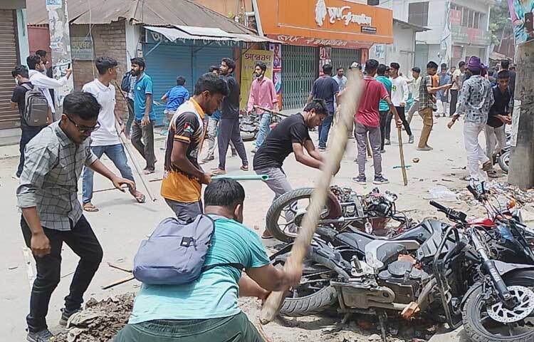 শহর জুড়ে আন্দোলন করছে শিক্ষার্থীরা। ছবি: এমদাদুল হক মিলন