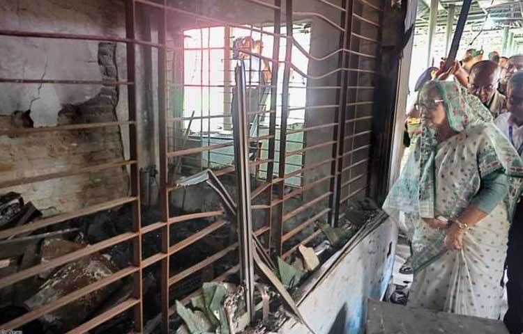 বিটিভি ভবনে ব্যাপক ধ্বংসযজ্ঞ দেখে হতাশ ও অসন্তুষ্ট প্রধানমন্ত্রী। ছবি: ইয়াসিন কবির জয়