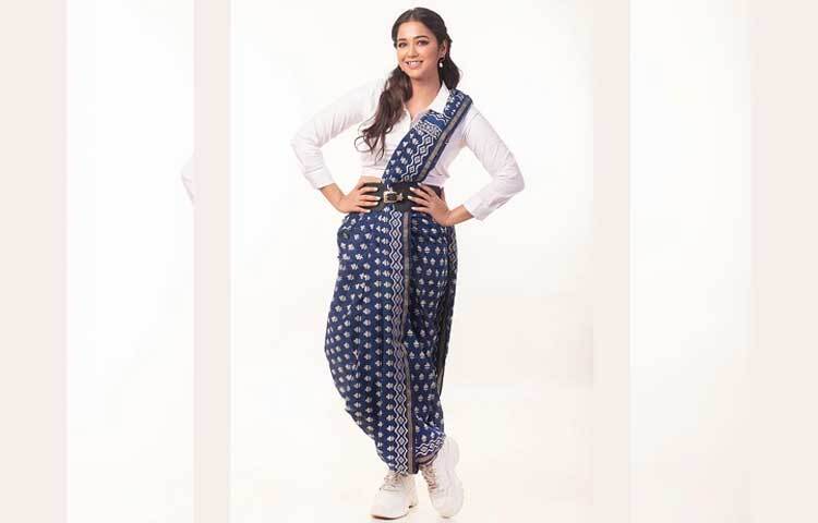 সাদা স্নিকার্স আর শার্টের সঙ্গে ধুতি স্টাইলে ড্রেপ করে নীল শাড়ি পড়েছেন সোহিনী। ছবি: ফেসবুক থেকে