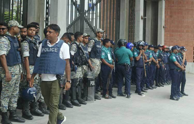 আজ সকাল থেকেই ঢাকার রাস্তার গুরুত্বপূর্ণ সড়ক ও মোড়ে পুলিশসহ অন্য আইনশৃঙ্খলা বাহিনীর সদস্যরা মোতায়েন রয়েছেন। ছবি: মাহবুব আলম
