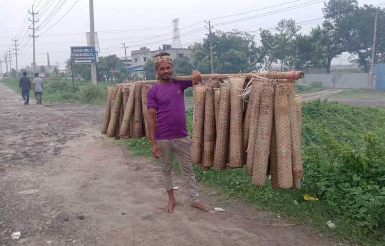 কুঁচিয়া শিকার করেই সংসার চালাচ্ছেন এখানকার শতাধিক পরিবার। ছবি: জাগো নিউজ