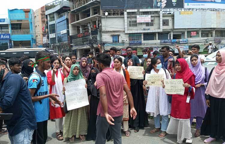 ছাত্ররা জানান, তারা তাদের ৯ দফা দাবি আদায় না হওয়া পর্যন্ত ঘরে ফিরে যাবেন না। ছবি: আলমগীর হান্নান