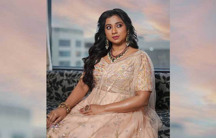 ২০০০ সালে ভারতের জিটিভির ‘সা রে গা মা পা’ সংগীত প্রতিযোগিতার মধ্য দিয়ে ক্যারিয়ার শুরু করেন শ্রেয়া ঘোষাল। ২০০২ সালে সঞ্জয় লীলা বানসালির ‘দেবদাস’ ছবিতে প্লেব্যাকের মাধ্যমে চলচ্চিত্রের গানে অভিষেক ঘটে তার। এরপর আর পিছনে ফিরে তাকাতে হয়নি তাকে। ছবি: ইনস্টাগ্রাম থেকে