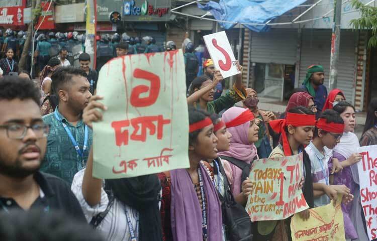 আজ সকাল ১০টা থেকেই বিশ্ববিদ্যালয়ের সামনে শিক্ষার্থীরা আসতে শুরু করেন। ছবি: মাহবুব আলম