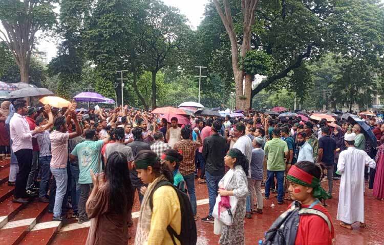 মানুষের ঢল শহীদ মিনার এলাকা ছাপিয়ে চাঁনখারপুল মোড়, দোয়েল চত্বর, জগন্নাথ হল মোড় এবং ঢাকা বিশ্ববিদ্যালয়ের শেখ রাসেল টাওয়ার পর্যন্ত ছড়িয়ে পড়েছে। ছবি: হাসান আলী