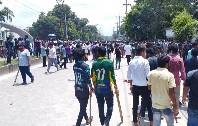 দলে দলে বিক্ষোভ সমাবেশে যোগ দিচ্ছেন শিক্ষার্থীরা। ছবি: মনির হোসেন মাহিন