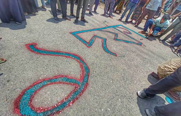 বিভিন্ন এলাকা থেকে শিক্ষার্থীরা বিশ্ববিদ্যালয়ের সামনে এসে জড়ো হচ্ছে। ছবি: মাহবুব আলম