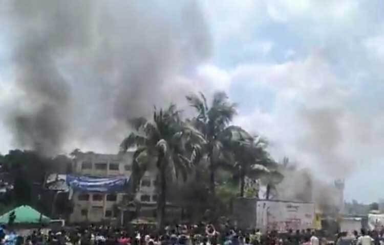 আজ দুপুর ১২টার দিকে আন্দোলনকারী ছাত্ররা হাটিকুমরুল হাইওয়ে থানায় হামলা চালায়। ছবি: এম এ মালেক