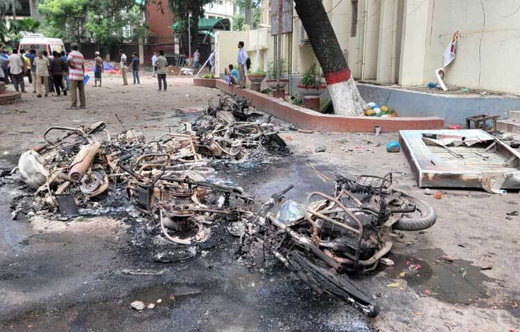 তবে আন্দোলনকারীদের দাবী ভেতরে থাকা আওয়ামী লীগের সদস্যরা আন্দোলনকে ভিন্ন খাতে নিতে নিজেরাই এ কাজ করেছেন। ছবি: আবদুলাহ আল মামুন