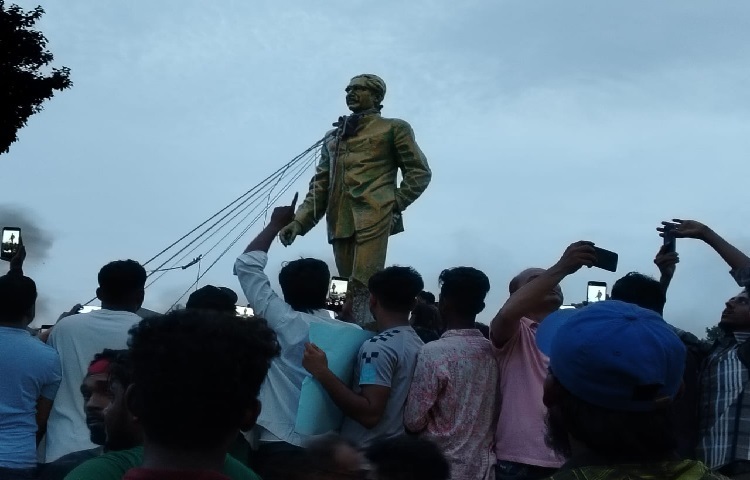 বঙ্গবন্ধুর ভাস্কর্য ভেঙে জমে থাকা আক্রোশ প্রকাশ করছেন তারা। ছবি: জান্নাত শ্রাবণী