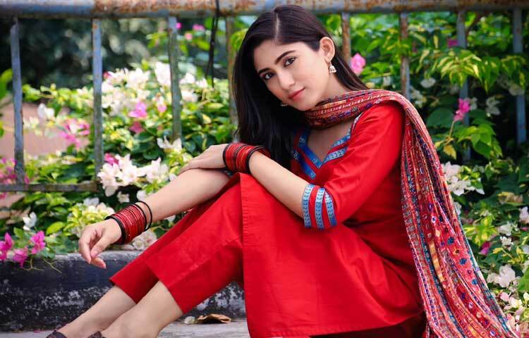 ছাত্র আন্দোলনের শুরু থেকেই সামাজিক যোগাযোগ মাধ্যমে প্রতিবাদ জানিয়েছিলেন অভিনেত্রী সাফা কবির। এমনকি আন্দোলনে একাত্মতা পোষণ করে যোগ দিয়েছিলেন অবস্থান কর্মসূচিতেও। লাল সালওয়ার কামিজে মায়াবী সাফা। ছবি: ফেসবুক থেকে