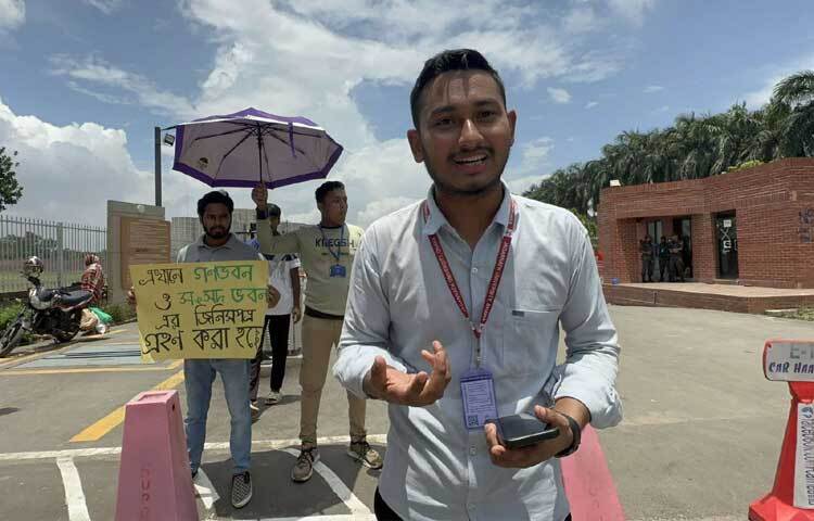 সংসদ ভবন এলাকা ঘুরে দেখা গেছে, প্রায় অর্ধশত শিক্ষার্থী সেখানে দায়িত্ব পালন করছেন। ছবি: ইসমাইল হোসেন রাসেল