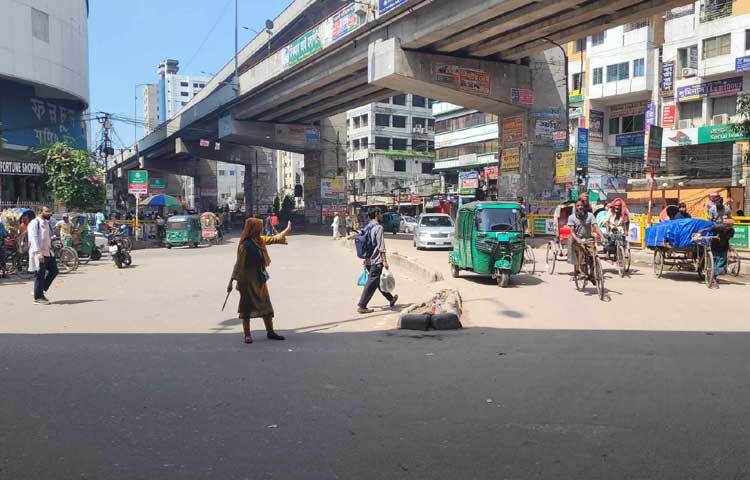 সড়কে কোথাও ইউনিফর্মে পুলিশের দেখা পাওয়া যায়নি। বিভিন্ন থানার কার্যক্রম বন্ধ রয়েছে। এতে কোনো ধরনের সেবা পাচ্ছেন না নাগরিকরা। ছবি: রায়হান আহমেদ