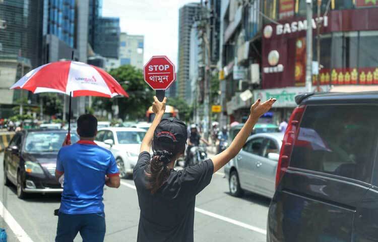 ট্রাফিক নিয়ন্ত্রণের পাশাপাশি তারা মানুষকে নিয়ম-শৃঙ্খলা শেখাচ্ছেন। ছবি: মাহবুব আলম