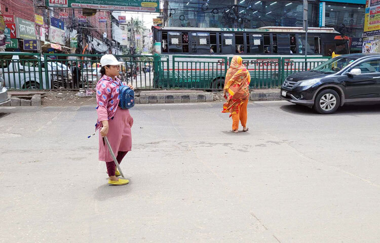 শেখ হাসিনার সরকার পতনের পর থেকেই রাস্তায় ট্রাফিক নিয়ন্ত্রণের দায়িত্ব পালন করছেন শিক্ষার্থীরা। আজ ছুটির দিনেও রাজধানীর গুরুত্বপূর্ণ ও জনবহুল সড়কগুলোতে বিভিন্ন শিক্ষাপ্রতিষ্ঠানের শিক্ষার্থী ও স্বেচ্ছাসেবীরা মোড়ে মোড়ে ট্রাফিক নিয়ন্ত্রণ করছেন। ছবি: জাগো নিউজ