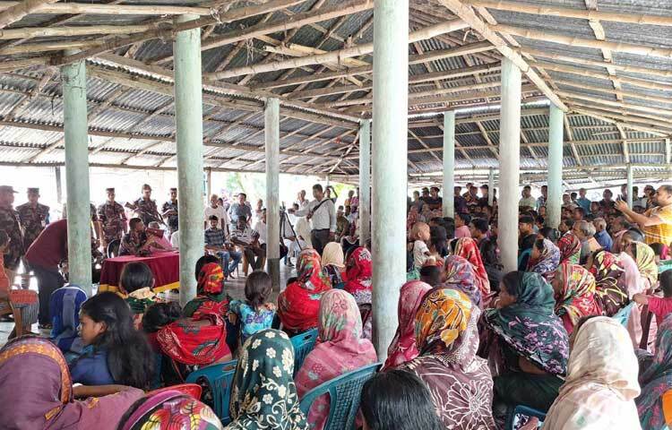 এ লক্ষ্যে বিজিবি স্থানীয় প্রশাসন, জনপ্রতিনিধি ও সমাজের নেতৃস্থানীয় ব্যক্তিদের সঙ্গে নিয়ে সীমান্তবর্তী অঞ্চলে বিভিন্ন ধরনের জনসচেতনতামূলক কর্মসূচি ও গণসংযোগ কার্যক্রম চালিয়ে যাচ্ছে। ছবি: তৌহিদুজ্জামান তন্ময়