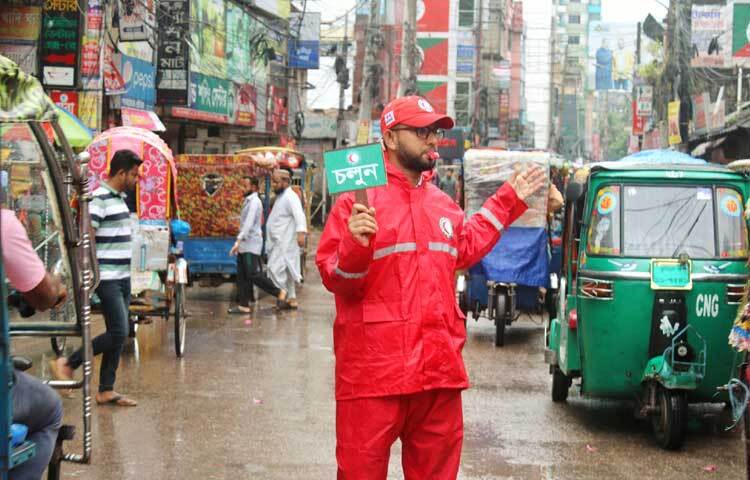 সবার হাতে ছোট ছোট লাঠি ও বাঁশি। সেসব দিয়েই সিগন্যালের কাজ করছেন তারা। ছবি: ফয়সাল আহমেদ