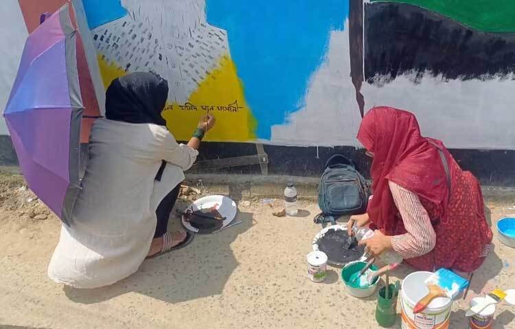 দেওয়ালে নতুন করে আঁকছে বিভিন্ন শিল্পকর্ম। একই সঙ্গে দেশ সংস্কারের স্লোগানও লিখছেন তারা। ছবি: এন কে বি নয়ন