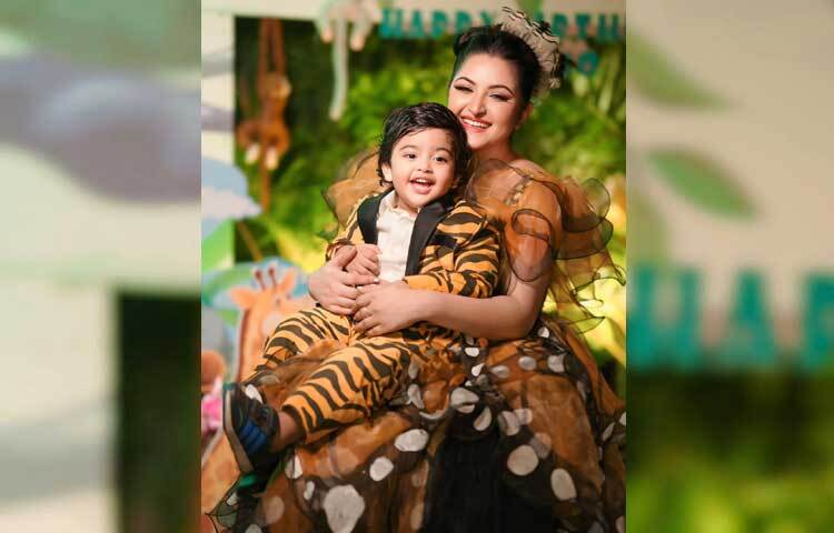 জন্মদিনে পুণ্যকে সাজানো হয়েছিল সুন্দরবনের রাজা। পরীও পড়েছিলেন একই ধরনের পোশাক। ঠিক যেন রাজমাতা। ছবি: ফেসবুক থেকে