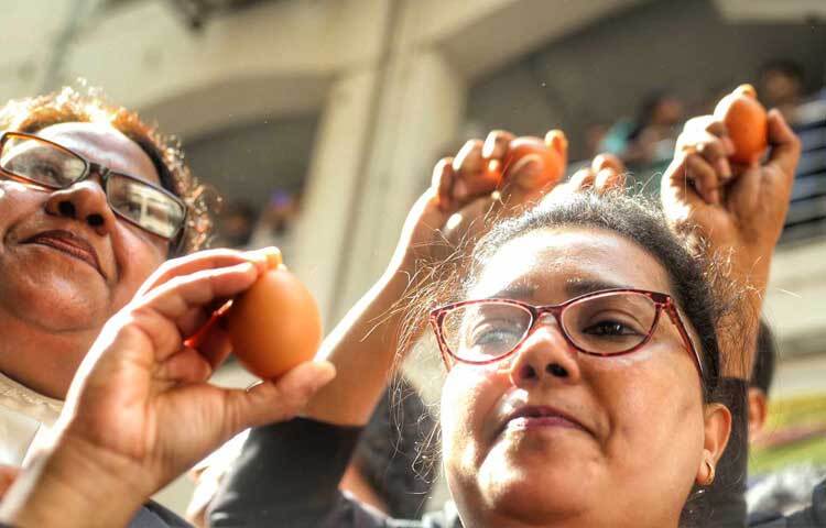 কিছুক্ষণের মধ্যে ঢাকার সিএমএম আদালতে আনা হবে সালমান এফ রহমান ও আনিসুল হককে। আর তাই তাদের জন্য ডিম নিয়ে অপেক্ষা করছেন তারা। ছবি: মাহবুব আলম