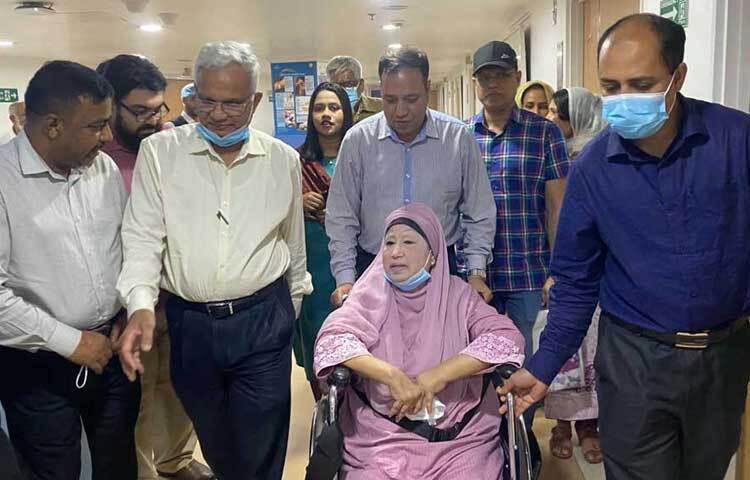 এই মুহূর্তে তিনি হাসপাতালে ভর্তি আছেন শারীরিক নানা জটিলতা নিয়ে। ফাইল ছবি