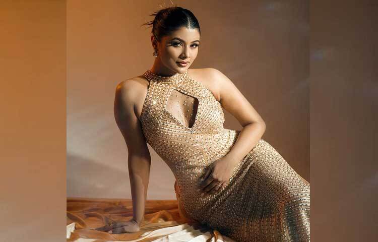 সোনালি আভার বিলাসী স্যাটিন ফেব্রিকে ঝিকমিকে বিডসের কাজ করা কাটআউট গাউনে নজরকাড়া অভিনেত্রী মুমতাহিনা চৌধুরী টয়া। ছবি: ফেসবুক থেকে