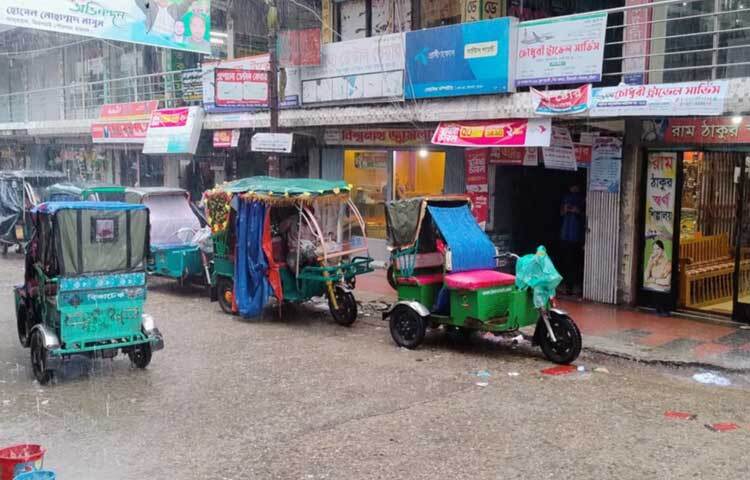 কাজ না পেয়ে কষ্টে দিন পার করছে নিম্নআয়ের মানুষ। ছবি: এম মাঈন উদ্দিন