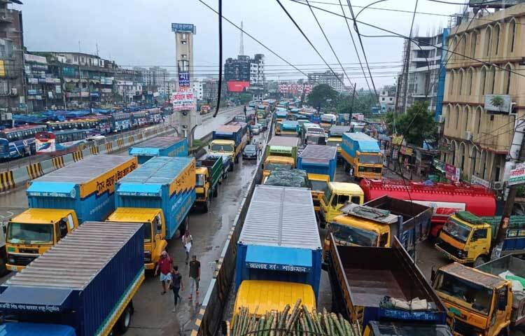 রাত থেকে মুষলধারে বৃষ্টির কারণে ভোগান্তি আরও বেড়েছে। ছবি: রাশেদুল ইসলাম রাজু