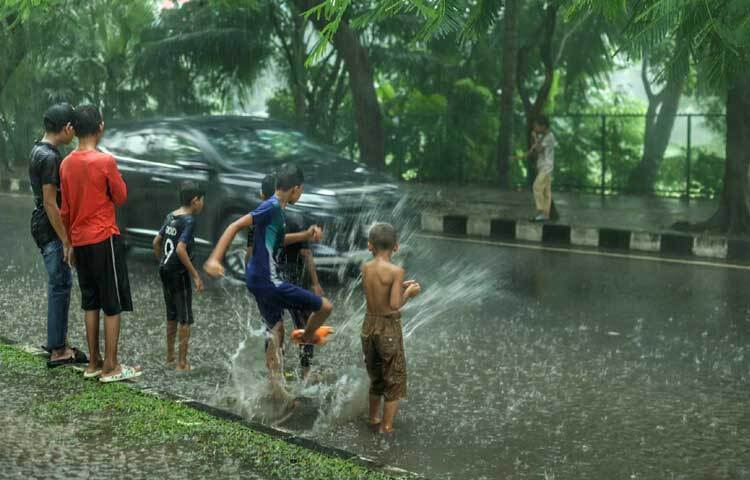 খেলায় মেতেছে ছোট ছোট শিশুরা। ছবি: মাহবুব আলম