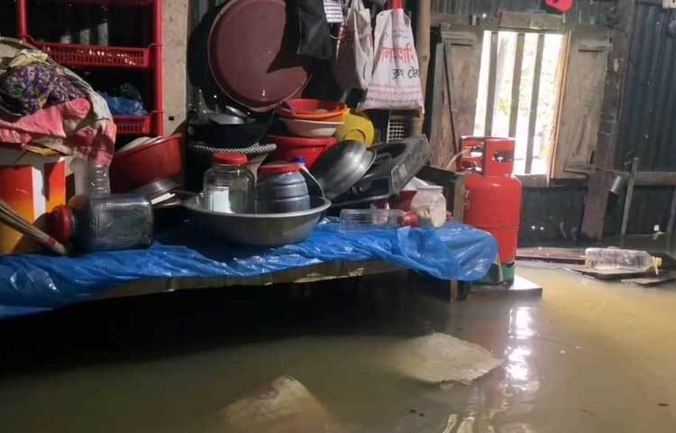 বন্যার পানিতে ঘরবাড়ি সব ডুবে গেছে। ছবি: আবদুল্লাহ আল-মামুন