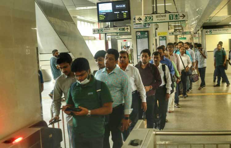 মেট্রো স্টেশন থেকে সকাল ৭টা ২০ মিনিট থেকে রাত ৮টা ৫০ মিনিট পর্যন্ত সিঙ্গেল জার্নি টিকিট ক্রয় করা যাবে। একই সঙ্গে এমআরটি পাস ক্রয় এবং এমআরটি বা র‌্যাপিড পাস আপ টু আপ করা যাবে। ছবি: মাহবুব আলম