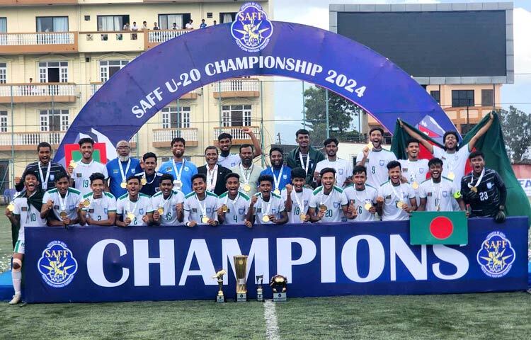 আজ বিকেলে সাফ চ্যাম্পিয়নশিপের শিরোপা নিয়ে দেশে ফিরেছে বাংলাদেশ অনূর্ধ্ব-২০ দল। দুপুর সোয়া ২টায় ঢাকায় পৌঁছানোর কথা ছিল সাফজয়ীদের। কিন্তু ফ্লাইট বিলম্বের কারণে ৪টা ৩৫ মিনিটে শাহজালাল আন্তর্জাতিক বিমানবন্দরে অবতরণ করে বাংলাদেশের যুবারা। ছবি: সংগৃহীত