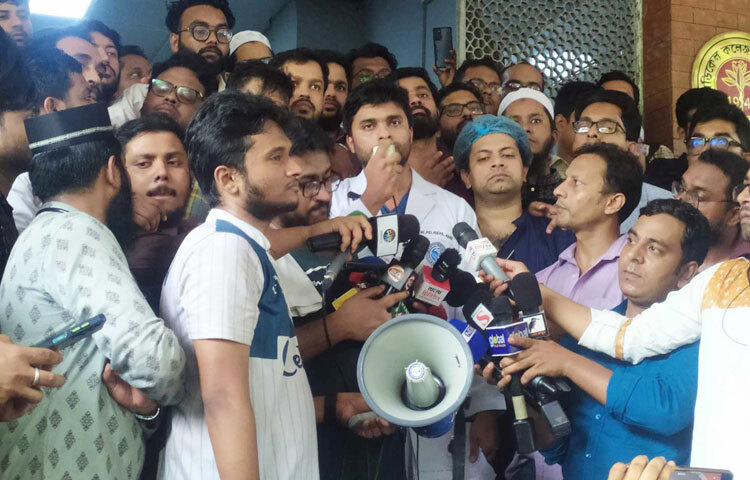 ঢাকা মেডিকেল কলেজে চিকিৎসকদের মারধরের ঘটনার প্রতিবাদে চিকিৎসা বন্ধ করার পর সারাদেশে কমপ্লিট শাটডাউনের ঘোষণা দিয়েছেন চিকিৎসকরা। আজ চিকিৎসকদের পক্ষ থেকে হাসপাতালের রেজিস্ট্রার (নিউরো সার্জারি গ্রিন ইউনিট) আব্দুল আহাদ এ কর্মসূচি ঘোষণা করেন। ছবি: জাগো নিউজ