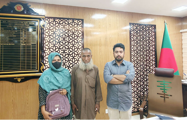 ডাক, টেলিযোগাযোগ ও তথ্যপ্রযুক্তি উপদেষ্টা মো. নাহিদ ইসলাম আজ মন্ত্রণালয়ে তার অফিসকক্ষে সাম্প্রতিক বৈষম্যবিরোধী ছাত্র আন্দোলনে পুলিশের গুলিতে নিহত মো. রমজান আলীর পরিবারের সঙ্গে সাক্ষাৎ করেন। ছবি: পিআইডি