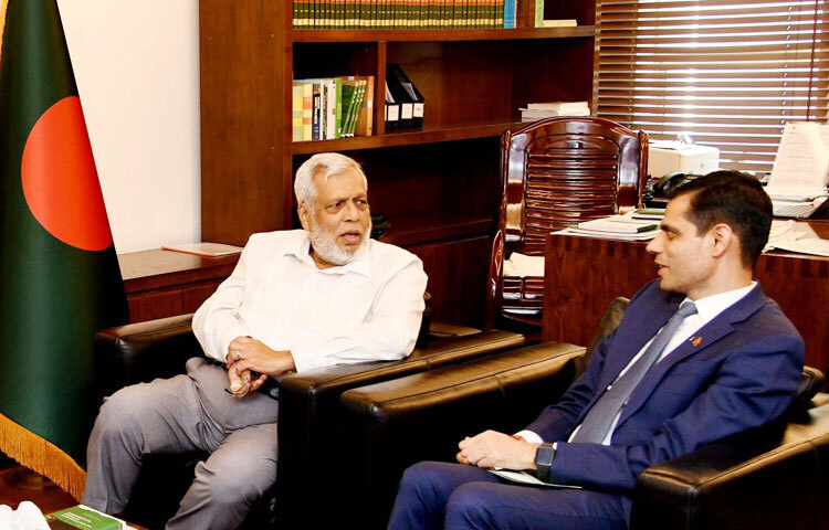 বিদ্যুৎ, জ্বালানি ও খনিজ সম্পদ উপদেষ্টা মুহাম্মদ ফাওজুল কবির খানের সঙ্গে আজ মন্ত্রণালয়ে তাঁর অফিসকক্ষে বাংলাদেশে নেপালের রাষ্ট্রদূত ঘনশ্যাম ভান্ডারী সাক্ষাৎ করেন। ছবি: পিআইডি