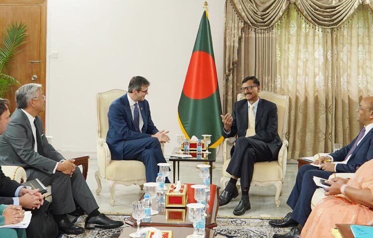 পররাষ্ট্র উপদেষ্টা মো. তৌহিদ হোসেনের সঙ্গে আজ ঢাকায় রাষ্ট্রীয় অতিথি ভবন পদ্মায় ইউএসএইডের প্রতিনিধিদল সাক্ষাৎ করে। ছবি: পিআইডি