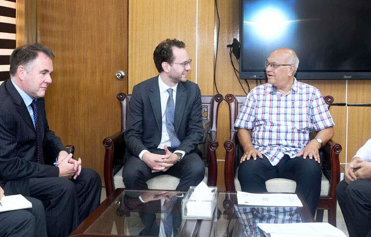 দুর্যোগ ব্যবস্থাপনা ও ত্রাণ উপদেষ্টা ফারুক ই আজম, বীর প্রতীকের সাথে আজ মন্ত্রণালয়ে তার অফিসকক্ষে বাংলাদেশে যুক্তরাজ্যের ডেপুটি হাইকমিশনার জেমস গোল্ডম্যানের নেতৃত্বে প্রতিনিধিদল সাক্ষাৎ করেন। ছবি: পিআইডি