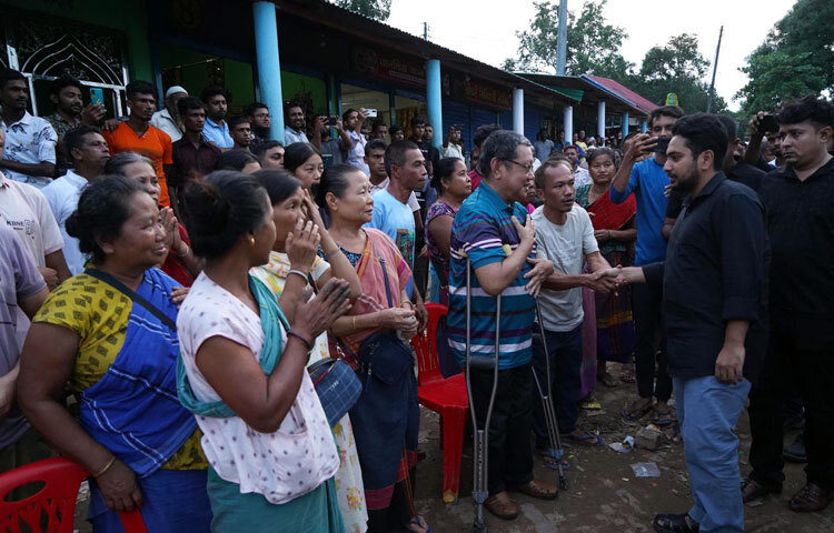 তথ্য ও সম্প্রচার এবং ডাক, টেলিযোগাযোগ ও তথ্যপ্রযুক্তি উপদেষ্টা মো. নাহিদ ইসলাম গতকাল খাগড়াছড়ির দীঘিনালায় সাম্প্রতিক সহিংসতায় ক্ষতিগ্রস্ত সাধারণ মানুষ ও ব্যবসায়ীদের খোঁজখবর নেন। ছবি: পিআইডি