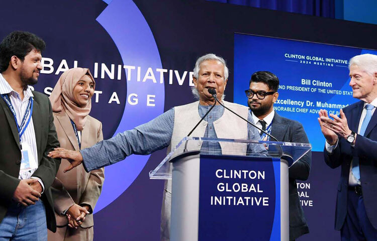 বৈষম্যবিরোধী ছাত্র আন্দোলন ও সরকার পতনের ‘মাস্টারমাইন্ড’ হিসেবে মাহফুজ আলমকে পরিচয় করিয়ে দেন প্রধান উপদেষ্টা অধ্যাপক ড. মুহাম্মদ ইউনূস। গতকাল জাতিসংঘ সাধারণ পরিষদের ৭৯তম অধিবেশনের ফাঁকে ‘ক্লিনটন গ্লোব্যাল ইনিশিয়েটিভ লিডারস স্টেজ’ অনুষ্ঠানে সফরসঙ্গী তিনজনকে পরিচয় করিয়ে দেন। ছবি: পিআইডি