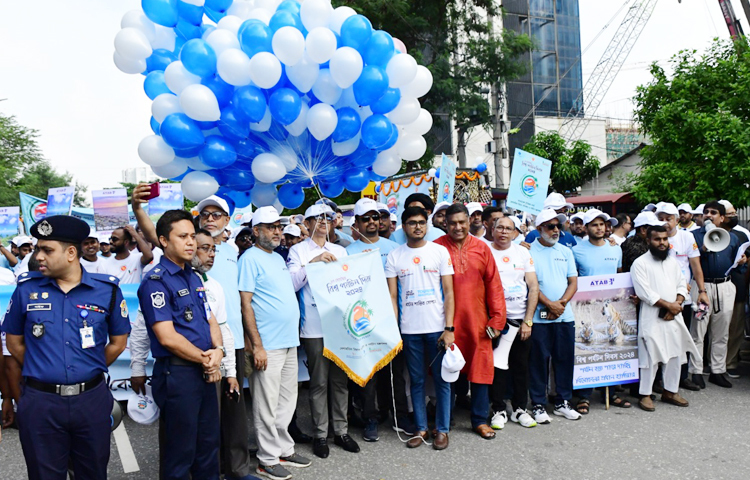 ‘পর্যটন শান্তির সোপান’ স্লোগানে রাজধানী ঢাকায় উদযাপন করা হয়েছে বিশ্ব পর্যটন দিবস। দিবসটি উপলক্ষে র‍্যালি ও আলোচনা কর্মসূচির আয়োজন করা হয়। আজ রাজধানীর আগারগাঁওয়ের পর্যটন ভবনের সামনে থেকে র‍্যালিটি বের হয়। ছবি: জাগো নিউজ
