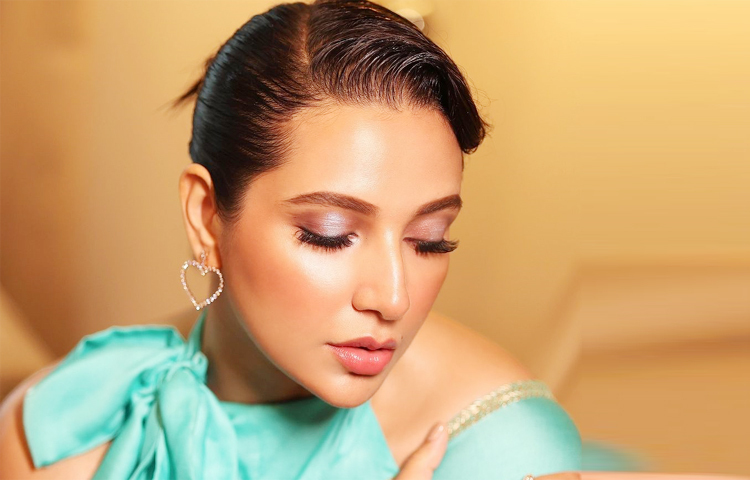 ডানহাতের দুটি আঙুলে ডায়মন্ডের আংটি আর বামহাতে একটি আংটি দেখা গেছে। ডানহাতে একটি ডায়মন্ডের ব্রেসলেটও পরেছেন। অন্যদিকে মেকআপে ছিল স্নিগ্ধতা। চুল বেঁধেছেন রেট্রো স্টাইলে। সব মিলিয়ে দারুণ লেগেছে ইনস্টাগ্রামের ছবিতে। ছবি: ইনস্টাগ্রাম