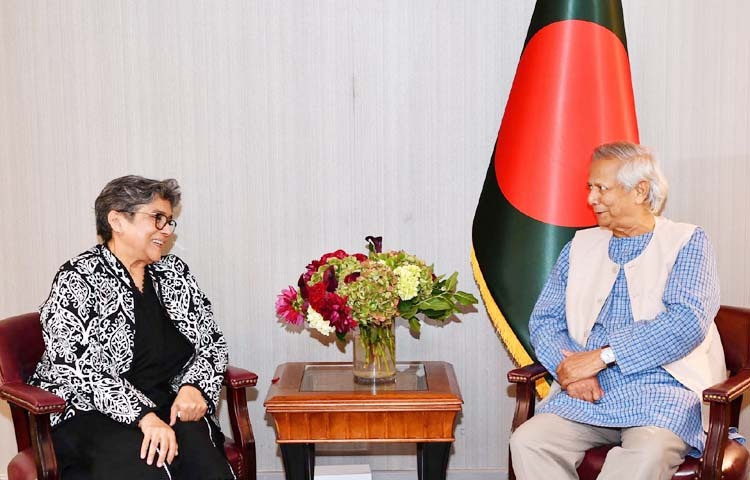 অন্তর্বর্তী সরকারের প্রধান উপদেষ্টা প্রফেসর মুহাম্মদ ইউনূসের সাথে গতকাল নিউইয়র্কে প্যালেস অব রেসিডেন্সের দ্বিপাক্ষিক সভাকক্ষে এলডিসিএস, এলএলডিসিএস অ্যান্ড এসআইডিএসের আন্ডার সেক্রেটারি জেনারেল রাবাব ফাতিমা সাক্ষাৎ করেন। ছবি: পিআইডি