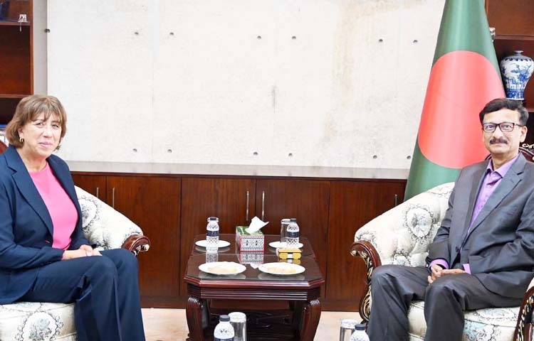 পররাষ্ট্র উপদেষ্টা মো. তৌহিদ হোসেনের সাথে আজ মন্ত্রণালয়ে তার অফিসকক্ষে বাংলাদেশে নেদারল্যান্ডসের রাষ্ট্রদূত ইর্মা ভ্যান ডুরেন সাক্ষাৎ করেন। ছবি: পিআইডি