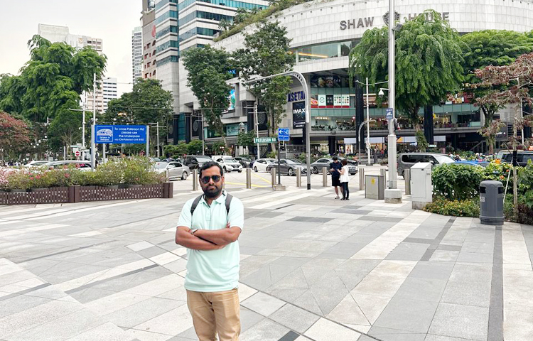 সেখানে অবস্থিত হোটেল, রেস্টুরেন্ট ও শপিংমলগুলো দেখলে মনে হবে যেন খেলনার মতো সাজানো রয়েছে। অর্কার্ড রোডে হাঁটলে সিঙ্গাপুরের চাকচিক্য ও সৌন্দর্যের দেখা মেলে। বিখ্যাত ইয়ন অর্কার্ড শপিং কমপ্লেক্সটি অর্কার্ড রোডেই অবস্থিত। ছবি: এম মাঈন উদ্দিন